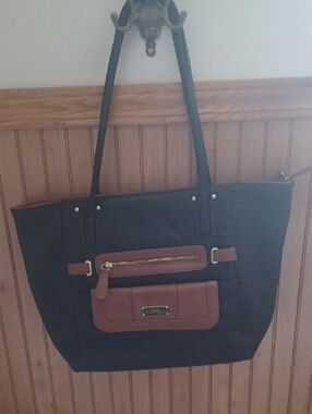 Stone Moumtain.  Leather Two-Tone Black and Brown Tote Bag with Front Pockets